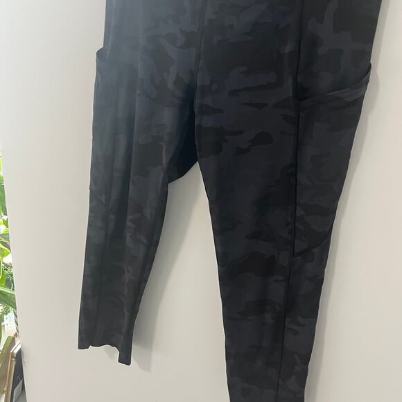Lululemon Blue Camo Print Fast & Free Cropped Leggings Size 6 - Picture 5 of 7